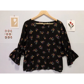 Global work เสื้อผ้าเรย่อน พื้นดำลายดอก ทรงสวย สม็อคปลายแขน
