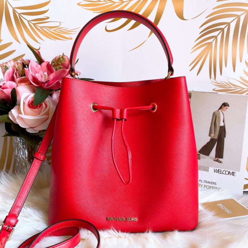 สด-ผ่อน-กระเป๋า-ทรงขนมจีบ-สีแดง-ขนาด-10-นิ้ว-35f0gu2m7t-michael-kors-suri-large-bucket-drawstring-crossbody-bag