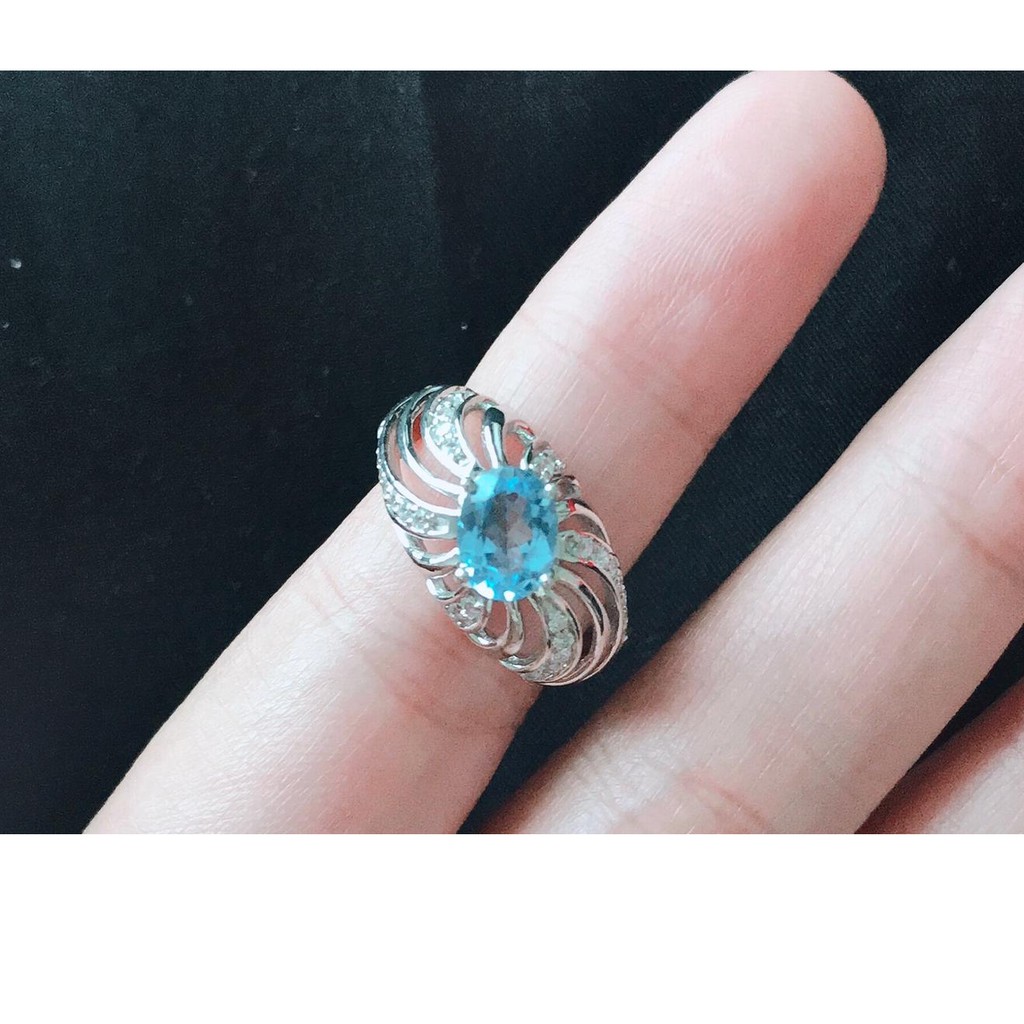 แหวนพลอยโทแพซสีฟ้าสด-swiss-blue-topaz-เงินแท้-92-5-ฝัง-ประดับด้วยเพชรรัสเซีย-รุ่น-gr1770-sbt