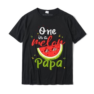 【🔥🔥】เสื้อยืดแขนสั้นลําลอง คอกลม ผ้าฝ้าย 100% พิมพ์ลายแตงโม One In A Melon Papa ทรงหลวม แฟชั่นฤดูร้อน สําหรับผู้ชาย ครอ