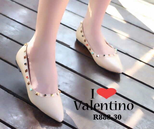 รองเท้าคัชชู-สไตล์-valentino-หนังนิ่มตอกหมุด