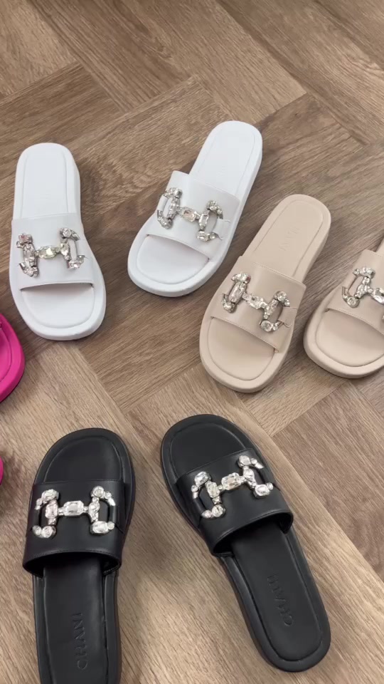 chani-93191-l-new-sandals-รองเท้าแตะสวม-เสริมส้นเล็กหน้อย-ประดับคริสตัล