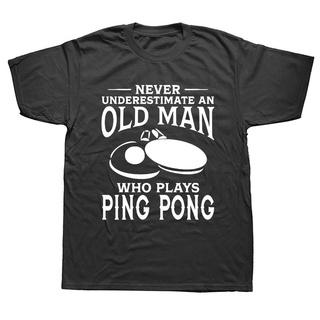 เสื้อยืดคอกลม แขนสั้น ผ้าฝ้าย พิมพ์ลาย Never Underestimate An Old Man Who Plays Ping Pong สุดฮา สําหรับผู้ชาย