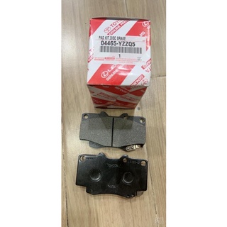 ผ้าเบรคหน้ารุ่นผ้าเล็ก Toyota Vigo 4x4 4x2ยกสูง , Fortuner ปี2004-2011 ของแท้ 100% รหัส (04465-YZZQ5)