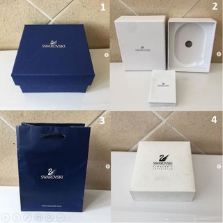 ถุงกระดาษ กล่อง แบรนด์ Swarovski ของแท้ สีน้ำเงิน สวยหรู มาพร้อมสายสีเงิน ด้านในมีลายของแบรนด์ที่ถุง ที่กล่อง สภาพใหม่