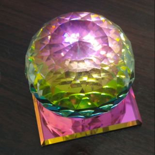 8 cm.ลูกแก้วคลิสตัล เจียเหลี่ยม มีฐานรองตั้งสีรุ้ง ขนาดเส้นผ่าศูนย์กลาง 8 cm. ลูกแก้วสีขาวใส ฐานรองตั้ง