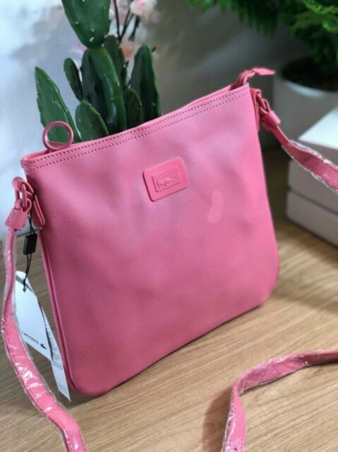 lacoste-classic-sling-bag-กระเป๋าสะพายหรือสะพายไหล่-สีชมพู