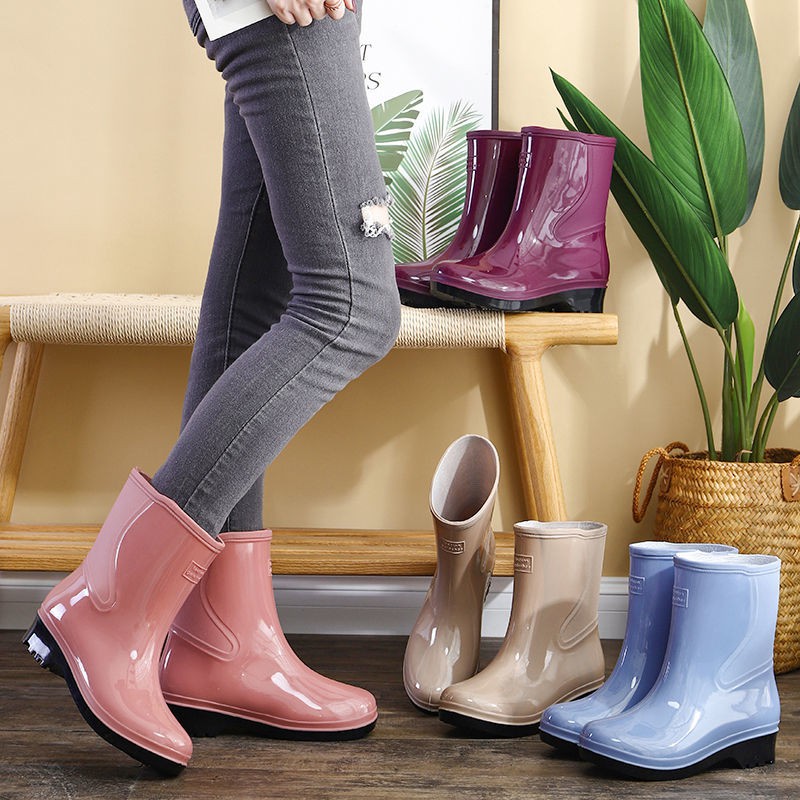 รูปภาพสินค้าแรกของรองเท้าบูทกันฝน รองเท้าบูทกันฝนผู้หญิง แฟชั่นรองเท้าบูทกันฝน รองเท้าบูทกันฝนผู้หญิง รองเท้าบูทกันฝนเนื้อนุ่มใส่สบาย