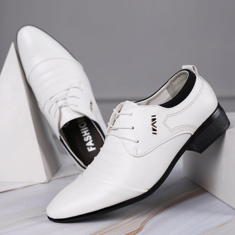 ภาพหน้าปกสินค้ารองเท้าผู้ชาย รองเท้าหนังแบบผูกเชือกสำหรับผู้ชาย รองเท้าหนังสีขาวใหม่ รองเท้าหนังหัวแหลม
