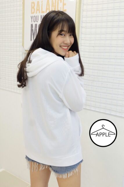 เสื้อแขนยาวมีฮู้ดสีขาว