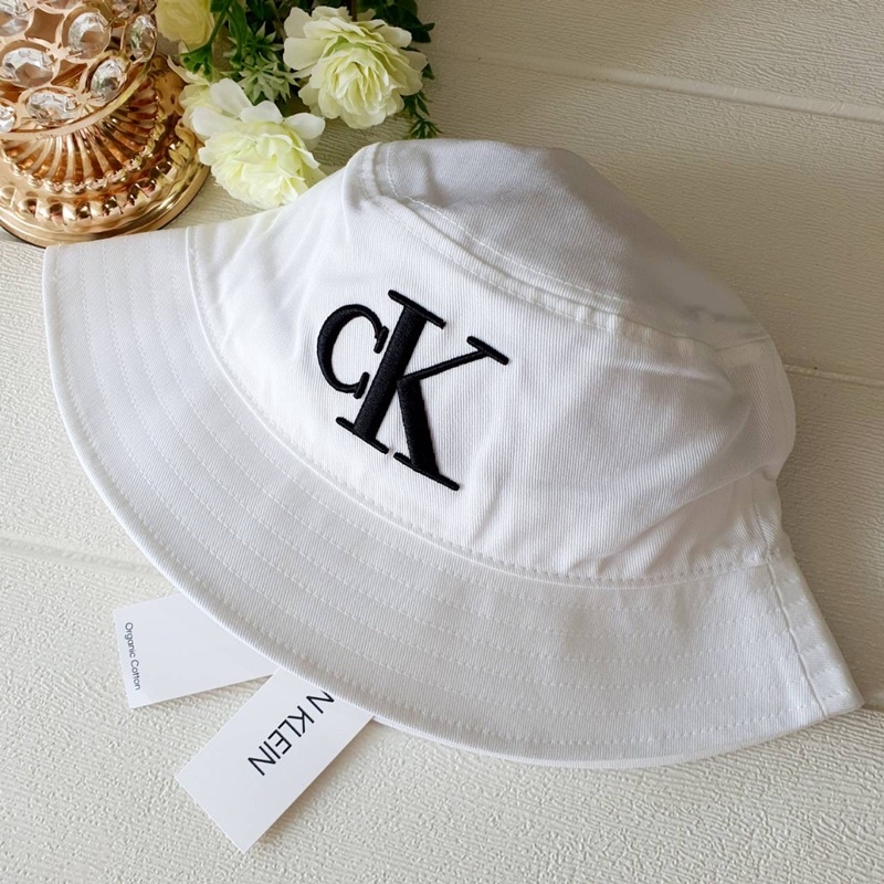 หมวก-ck-calvin-klein-bucket-hat-วัสดุ-organic-cotton-100-สีขาว-ทรงบัคเก็ต