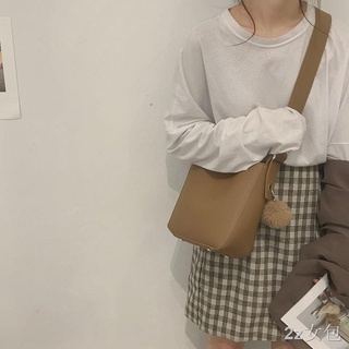 ภาพหน้าปกสินค้าพร้อมส่ง 👜 กระเป๋าถือ Fashion Bucket Bag กระเป๋าสะพายความจุขนาดใหญ่ ที่เกี่ยวข้อง