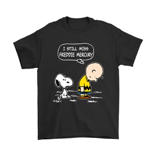 T-shirt  เสื้อยืด พิมพ์ลาย Charlie Brown And Snoopy I Still Miss Freddie Mercury สําหรับผู้ชายS-5XL