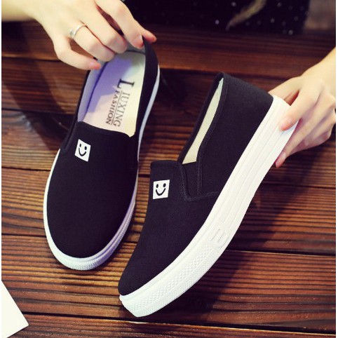ภาพสินค้า𝑳𝒂𝒆𝒊 𝒃𝒂𝒈&𝒔𝒉𝒐𝒆𝒔 รองเท้าผ้าใบทรงสลิปออน ส้นหน้า 3 cm มี 2 สี แต่งลายหน้ายิ้ม จากร้าน laeibagshoes บน Shopee ภาพที่ 1