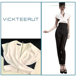 แท้ 💯% Used Vickteerut size US4 (อก 32-33”) เสื้อ สีขาวตัดดำ แบบสวยมาก ใส่ออกมาหรูดูแพงสุดๆ มือสองสภาพดี