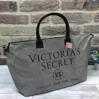 💕Victorias Secret CANVAS GLITTER GREY LARGE RUNWAY SLING BAG กระเป๋าเดินทางใบใหญ่วัสดุ CANVAS