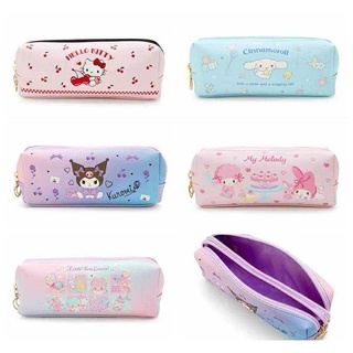 กระเป๋าใส่ดินสอ SANRIO งานแท้  หนัง PU นิ่ม  มีทั้งหมด 5 ลาย มีช่องซิป 2 ช่อง ใส่ดินสอ เครื่องสำอางค์ได้ ขนาด 22×11×5 CM