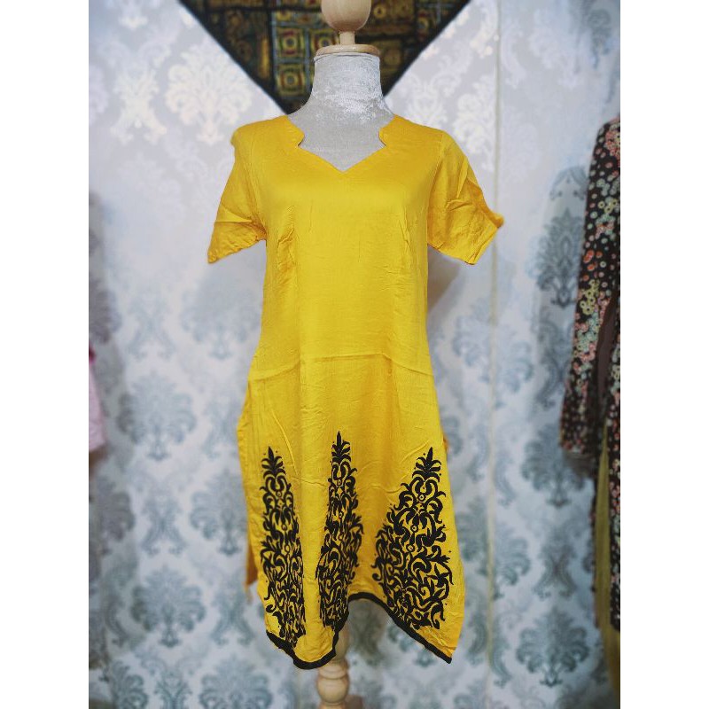 ภาพหน้าปกสินค้าเสื้ออินเดียสีเหลืองมือสอง จากร้าน nsreeya บน Shopee