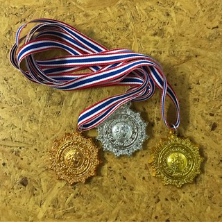 ราคาและรีวิวเหรียญรางวัล ถ้วยรางวัล เหรียญกีฬาสี เหรียญรางวัลพลาสติก กีฬาสี แข่งขัน 1 ชิ้น พร้อมสายคล้องคอ