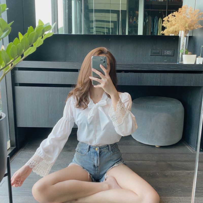 เสื้อเชิ้ตสีขาวปลายแต่งลูกไม้