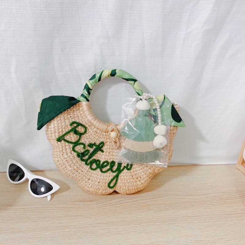 flower-bag-โทนสีเขียว-กระเป๋าสานทรงดอกไม้-แต่งพู่-ผ้าพัน-ติดชื่อไม่จำกัดอักษร