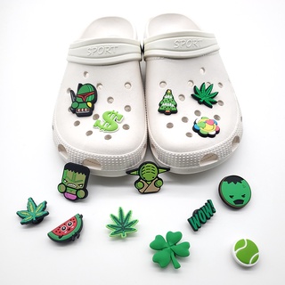 ภาพหน้าปกสินค้าต้นคริสต์มาส/ใบไม้/โคลเวอร์สี่ใบ Jibbitz crocs diy ถอดได้ คอมโบสีเขียว รองเท้า accessories สามมิติ pvc shoe charms ของขวัญคริสต์มาสสำหรับเด็ก 1000 รุ่น สําหรับคุณเลือก ที่เกี่ยวข้อง