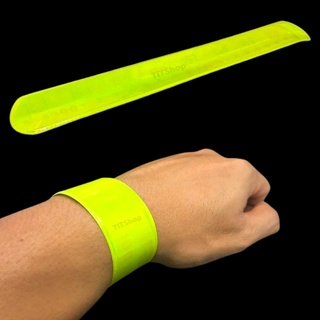 ภาพหน้าปกสินค้าสายรัดข้อมือสะท้อนแสง  ความปลอดภัยการมองเห็น (แถบสีเขียว) ที่เกี่ยวข้อง