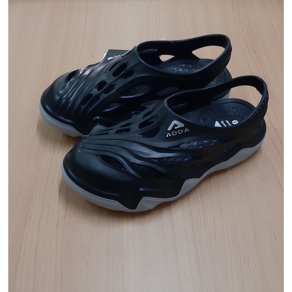 ภาพหน้าปกสินค้าADDA รองเท้าปิดหัวรุ่นใหม่ล่าสุด หุ้มส้น รุ่น 5TD75 (ปลาวาฬ)สีดำ ฟ้า เทา กรม ขนาด 7-10 ใส่สบาย ทนทาน คุ้มค่า