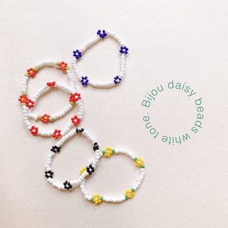 (พร้อมส่งทันที) Bijou daisy beads white กำไลไหมยืด