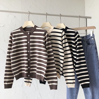 ภาพหน้าปกสินค้า🎅🏻 conycolours | striped knitting เสื้อกันหนาวแขนยาวไหมพรม ที่เกี่ยวข้อง