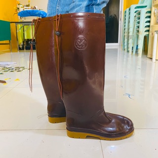 ภาพหน้าปกสินค้ารองเท้าบูทยางข้อสูง รองเท้าบูทยางอย่างดี พื้นยางดิบ ไม่ลื่น กันน้ำ100% ที่เกี่ยวข้อง