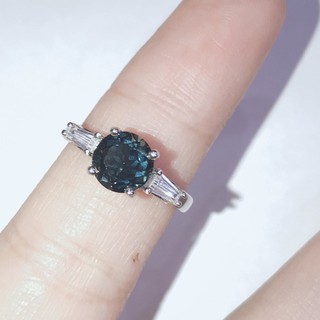 แหวนเงิน92.5%ฝังพลอย โทแพสสีฟ้าเข้ม (LONDON BLUE TOPAZ) ประดับด้วยเพชรรัสเซียแทปเปอร์CZ รุ่นNA1402LBT