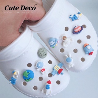 ภาพหน้าปกสินค้า【 Cute Deco 】 CuteSpace นักบินอวกาศ (12 แบบ) ธงนักบินอวกาศ / อวกาศ กระสวยอวกาศ เสน่ห์ ปุ่ม Crocs / น่ารัก Jibbitz Croc รองเท้า DIY / วัสดุเรซิน เสน่ห์ สําหรับ DIY ที่เกี่ยวข้อง