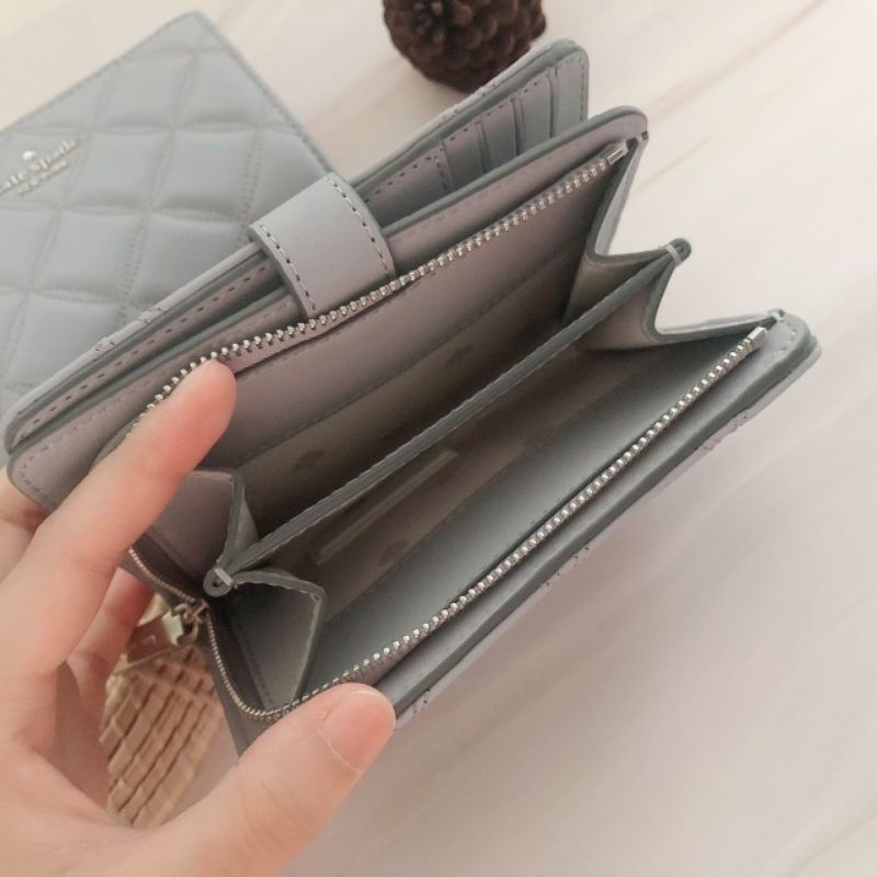สด-ผ่อน-กระเป๋าสตางค์สี-brushed-steel-ใบกลาง-2-พับ-wlru6344-kate-spade-natalia-medium-compact-bifold-wallet