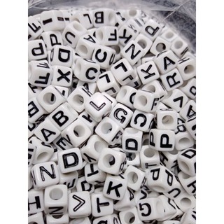 ราคาและรีวิวAlphabet & number beads # 7 mm cube ลูกปัดตัวอักษร เลือกได้ ลูกปัดอักษร​ ABC​ ลูกปัด แยก ตัวอักษร ตัวเลข