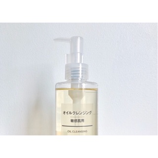 MUJI Cleansing Oil น้ำมันล้างเครื่องสำอางและทำความสะอาดผิว หน้ามูจิ ออยล์ คลีนซิ่ง( สูตร เซ้นซิทีฟ สกิน)