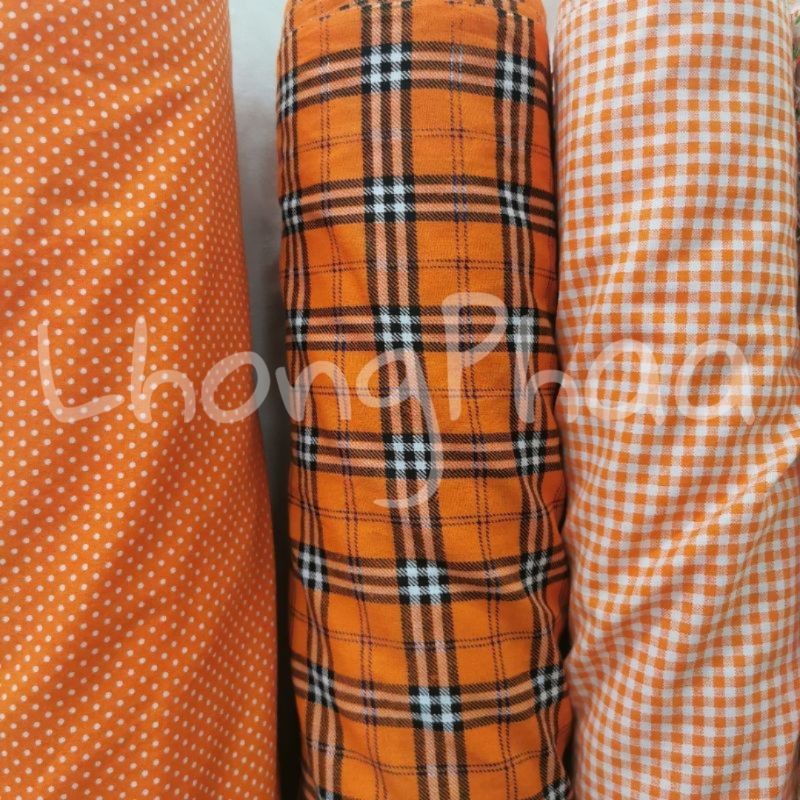ภาพหน้าปกสินค้าผ้าเมตร ผ้าคอตตอนทีซี ผ้าลายสีส้ม ผ้าพร็อพ​ ผ้าแมส จากร้าน saboyoran บน Shopee