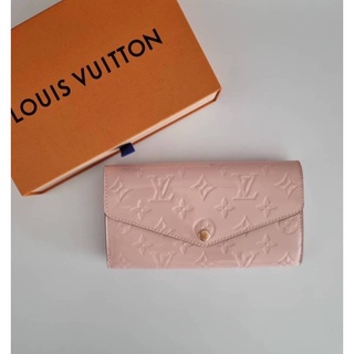 (ผ่อน0%) กระเป๋าสตางค์ New Louis Vuitton LV SARAH DC20 monogram หนังแก้ว สีชมพู