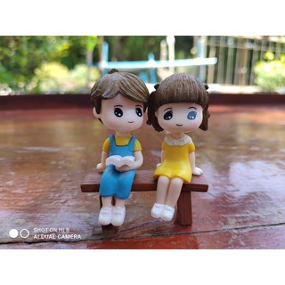 ตุ๊กตาคู่รัก อ่านหนังสือ Mini Resin Crafts Stool Couples Dolls Reading Micro Landscape Miniatures Fairy Garden Decor