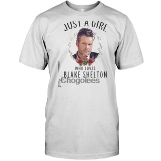 [S-5XL]เสื้อยืด พิมพ์ลาย Just A Who Loves Blake Shelton Uni สไตล์คลาสสิก ไม่ซ้ําใคร สําหรับผู้ชาย 615419
