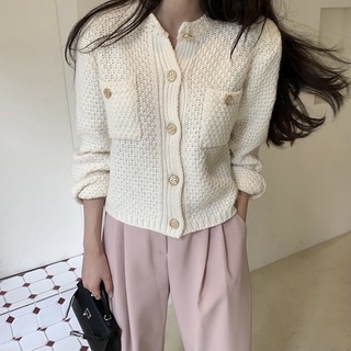 เสื้อCardigan ไหมพรม สีขาวนวล กระดุมทอง พรีจากร้านเกาหลี ของใหม่ พร้อมส่ง