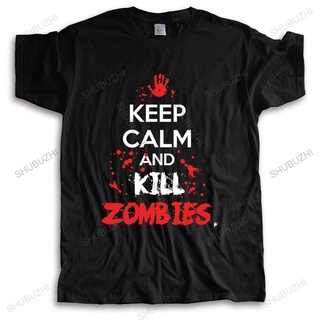 [S-5XL] GILDAN 【ลดอายุ】เสื้อยืดคอกลม ผ้าฝ้าย 100% พิมพ์ลาย Keep Calm &amp; Kill Zombies Blood Splatters Apocalypse แฟชั่นฤดู