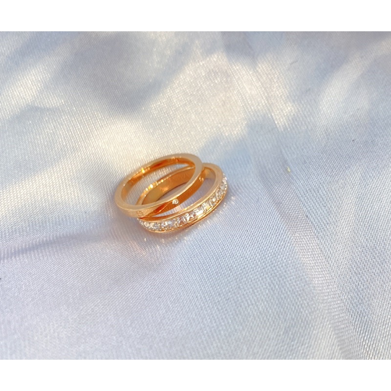 ภาพหน้าปกสินค้าแหวนคู่ แหวนเซ็ต ไทเทเนียม แหวนเพชร สแตนเลส เคลือบ18k รายแหวนคู่สองวง งานเพชร