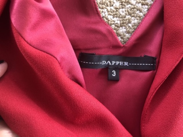 เสื้อสูทตัวสั้นโชว์หลังสุดเก๋สีแดงจากแบรนด์dapper