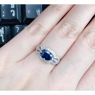 แหวนพลอยไพลินสีน้ำเงินเข้ม ประดับเพชรรัสเซียสีขาวเสริมเรื่องอำนาจบารมี เงินแท้925 GR2994