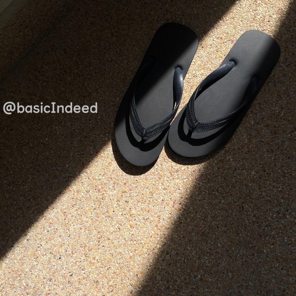 ภาพหน้าปกสินค้าBasic Indeed รองเท้าแตะ แบบหนีบ รองเท้า แตะคีบสีพื้น: สีดำ