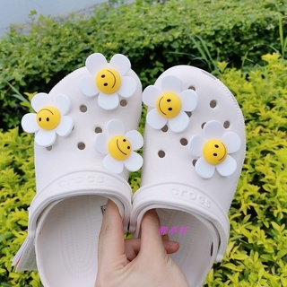 สินค้า ตัวล็อกรองเท้า Crocs รูปการ์ตูนดอกทานตะวัน หน้ายิ้ม สีขาว น่ารัก เครื่องประดับแฟชั่น สําหรับเก็บสะสมรองเท้า DIY