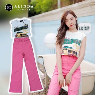 ป้าย​ Alinda เซทเสื้อยืดครอป สีขาวสกรีนลาย มาพร้อมกางเกงขายาวสีชมพูสดใส ทรงกางเกงเอวสูง