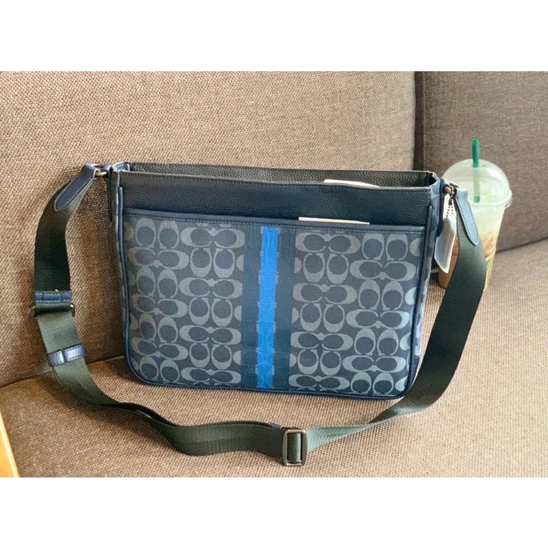 oach-c5291-thompson-in-signature-jacquard-with-varsity-stripee-bag