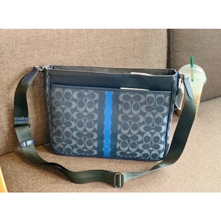OACH ((C5291)) THOMPSON IN SIGNATURE JACQUARD WITH VARSITY STRIPEE BAG